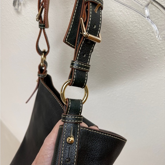DOONEY AND BOURKE Black Leather Shoulder Bag with hook latch. - Picture 4 of 8